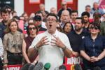 Andy Burnham na spotkaniu ze swoimi zwolennikami po zwycięstwie w wyborach uzupełniających