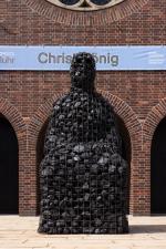 Ustawiona przed kościołem Christ-König w Bochum „Madonna” z węgla Mirosława Bałki