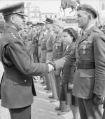 Generał Jacob Devers ściska rękę majora Słowikowskiego po odznaczeniu go orderem Legion of Merit za jego wkład w kampanię w północnej Afryce