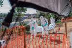 Niepokoi szybki wzrost liczby zakażeń wirusem Ebola w Afryce Środkowej. Na zdjęciu pracownicy służb sanitarnych wynoszą ciała ofiary epidemii w mieście Bunia w Demokratycznej Republice Konga, 13 czerwca 2026 r.