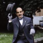 Brytyjski serial „Poirot” z Davidem Suchetem w tytułowej roli dla wielu stanowi wzorzec ekranowego kryminału. Realizowany bez fajerwerków wizualnych, zapadł w pamięć dzięki wyrazistej kreacji głównego bohatera oraz wiernym, choć nie niewolniczym adaptacjom fabuł