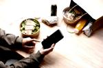 Działanie aplikacji będzie intuicyjne: użytkownik wykona zdjęcie produktu za pomocą telefonu, a model sztucznej inteligencji przeanalizuje fotografię i przekaże komunikat głosowy