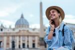 W trakcie podróży po krajach UE obowiązuje zasada roam like at home (RLAH), zgodnie z którą, będąc za granicą, korzystamy z telefonu tak, jakbyśmy byli w kraju