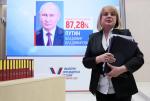 Ełła Pamfiłowa na tle ekranu z wynikiem Władimira Putina w ostatnich wyborach prezydenckich (21 marca 2024 r.). Za granicą powszechnie uznano je za ordynarnie sfałszowane