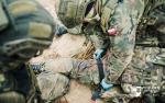 W polskiej armii żołnierz, który nie jest na etacie ratownika czy sanitariusza, ma tylko fragmentaryczne szkolenie z medycyny pola walki; w armii USA takie umiejętności są powszechne