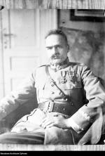 Symon Petlura (z lewej, 1879–1926) oraz Józef Piłsudski (z prawej, 1867–1935) Mężowie stanu, ojcowie niepodległości obu krajów (Petlura był Przewodniczącym Dyrektoriatu Ukraińskiej Republiki Ludowej w latach 1919–1926, od 1921 r. na uchodźstwie). Architekci sojuszu polsko-ukraińskiego z 1920 r. (Umowa warszawska). Walczyli ramię w ramię przeciwko najazdowi bolszewickiemu, broniąc niepodległości obu krajów.