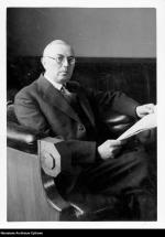 Wasyl Mudry (1893–1966) Działacz Towarzystwa „Proswita” (istniejąca od 1868 r. ukraińska organizacja społeczno- -oświatowa), a także m.in. sekretarz tajnego Uniwersytetu Ukraińskiego we Lwowie. Redaktor naczelny gazety „Diło” – wydawanego we Lwowie największego ukraińskiego pisma w II RP. Od 1935 do 1939 r. był prezesem UNDO (największa ukraińska partia polityczna w II RP) i wicemarszałkiem Sejmu, a także prezesem Ukraińskiej Reprezentacji Parlamentarnej.
