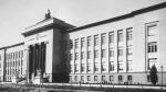 Przedwojenna siedziba Akademii Górniczej w Krakowie. Na dachu widoczny jest posąg św. Barbary ustawiony tam 24 sierpnia 1939 r. Po zajęciu Krakowa przez nazistowskie Niemcy gubernator Fans Frank nakazał zniszczenie posągu. W jego miejscu na czas okupacji pojawił się hitlerowski orzeł nazywany przez Krakowian „gapą”