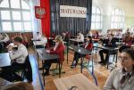 Za sprawdzenie jednego arkusza maturalnego z języka polskiego na poziomie podstawowym egzaminator za część testową otrzymuje 30 zł brutto, a za wypracowanie – 43 zł brutto. Na zdjęciu: tegoroczny egzamin maturalny
