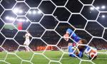 Mundial 2026. Rzuty karne w meczu Holandia – Maroko. Bart Verbruggen obronił strzał Soufiane Rahimiego, ale po odbiciu piłki nie był świadom, w którym miejscu ona się znajduje, i tak niefortunnie trącił ją piętą, że wturlała się do bramki