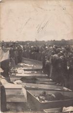 Historycy szacują, że w czasie rzezi wołyńskiej zginęło od 80 do 120 tys. Polaków. Na zdjęciu: pogrzeb ofiar ataku na wieś Katerynówka, maj 1943 r.