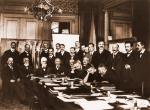 Poświęcona współpracy fizyków i chemików konferencja Solvaya w Brukseli (1911 r.): pochylona nad stołem Maria Skłodowska- -Curie, za nią stoi Ernest Rutherford