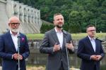 Wicepremier Władysław Kosiniak-Kamysz podczas konferencji na zaporze w Rożnowie. Na zdjęciu z ministrem Miłoszem Motyką (z prawej) i prezesem Tauron Polska Energia Grzegorzem Lotem