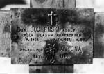 Tabliczka na nagrobku Adolfa Bocheńskiego – pochowanego na Polskim Cmentarzu Wojennym w Loreto we Włoszech