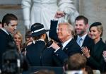 Donald Trump świętuje z rodziną po zaprzysiężeniu na 47. prezydenta USA – podczas inauguracji 20 stycznia 2025 r. w Waszyngtonie. Od lewej widoczni są: trzecia żona Donalda Trumpa – Melania (tyłem, w kapeluszu), prezydent Donald Trump oraz dwoje jego dzieci z pierwszego małżeństwa – syn Eric i córka Ivanka