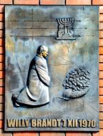 Pomnik kanclerza Willy’ego Brandta w Warszawie (zaprojektowany przez Wiktorię Czechowską-Antoniewską), upamiętniający wizytę Brandta i jego historyczny gest z 7 grudnia 1970 r.