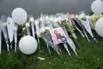 Kwiaty, baloniki i zdjęcie Lyhanny w miejscu zakończenia marszu milczenia, który po jej śmierci przeszedł 7 czerwca ulicami jej rodzinnego miasteczka Fleurance