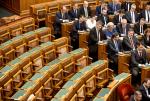 Puste ławy Fideszu w parlamencie podczas głosowania poprawki do konstytucji 13 lipca