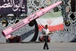 Iran jest zdeterminowany stawić opór Amerykanom. Na zdjęciu: propagandowa instalacja na ulicach Teheranu