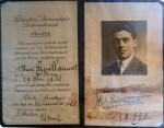Henri Guillaumet (1902–1940) – przyjaciel Saint-Exupéry’ego – w 1921 r. uzyskał licencję pilota. Saint-Exupéry zadedykował mu książkę „Ziemia, planeta ludzi” (1939)