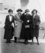 Amerykańska wyprawa noblistki po fundusze. Od lewej: Marie Meloney, Irena Curie, Maria Skłodowska- -Curie i Ewa Curie na pokładzie statku Olympic w dniu przypłynięcia do Nowego Jorku, 11 maja 1921 r.