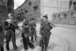 23 sierpnia 1944 r., ul. Czackiego róg Świętokrzyskiej. Powstańcy schodzą ze stanowisk po zdobyciu Komendy Policji i kościoła Św. Krzyża przy Krakowskim Przedmieściu