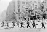 Patrol powstańczy na ul. Jasnej. Warszawa, sierpień 1944 r.