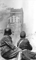 Walki powstańców z Niemcami o zdobycie gmachu PAST-y trwały od 2 do 20 sierpnia 1944 r. (budynek został poważnie uszkodzony)