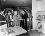 Pierwszy sekretarz ZSRR Nikita Chruszczow i wiceprezydent USA Richard Nixon dyskutują na temat komunizmu i kapitalizmu przy ekspozycji tzw. modelowej kuchni w USA na Amerykańskiej Wystawie Narodowej w Moskwie, lipiec 1959 r.