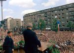 26 czerwca 1963 r. w Berlinie Zachodnim John F. Kennedy (z lewej) oświadczył, że wszyscy wolni ludzie są obywatelami Berlina i dodał po niemiecku: „Ich bin ein Berliner” („Jestem Berlińczykiem”)