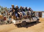 Karawana nomadów Peul (zwani też: Fulani) ze swoim dobytkiem w Sahelu w Nigrze, Afryka Zachodnia