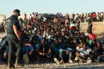 Ceuta, 3 sierpnia. Migranci w kolejce do punktu żywienia Czerwonego Krzyża