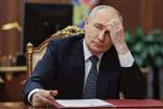 Im bardziej Putin zagłębia się w szczegóły operacyjne działań wojennych, tym wyraźniej ujawnia, jak bardzo są one dla niego abstrakcyjne. Nie tylko nie widzi frontu ze swojego bunkra, lecz sprawia wrażenie człowieka, który usiłuje jednocześnie objąć bez powodzenia spojrzeniem całość i dostrzec każdy szczegół