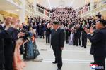 Kim Dzong Un na spotkaniu z literatami i artystami w teatrze Moranbong w Pjongjangu 9 sierpnia