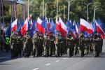 Żołnierze maszerujący z flagami Polski i Unii Europejskiej niewątpliwie podkreślali rolę pożyczki SAFE w modernizacji polskiego wojska