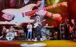 Ritchie Blackmore gra „Smoke on the Water” z Deep Purple 13 sierpnia w Jonas Beach niedaleko Nowego Jorku