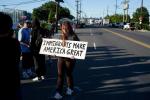 Za rządów Donalda Trumpa deportowane zostały setki tysięcy nielegalnych imigrantów, a innym oferowano pieniądze za dobrowolny wyjazd z kraju. Na zdjęciu: protest w Newark po śmierci w areszcie jednego z imigrantów, 3 sierpnia 2026 r.