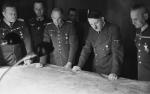 Narada Hitlera z generałami w kwaterze głównej feldmarszałka Walthera von Brauchitscha, naczelnego dowódcy wojsk lądowych w 1940 r. Od lewej: feldmarszałek Wilhelm Keitel – szef Naczelnego Dowództwa Wehrmachtu, Walther von Brauchitsch, Hitler oraz generał pułkownik Franz Halder – szef sztabu Naczelnego Dowództwa Wojsk Lądowych