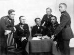 Oficerowie Biura Szyfrów. Od lewej: Jakub Plezia, Jerzy Suryn, Yamawaki Masataka, Paweł Misiurewicz, Franciszek Pokorny, Maksymilian Ciężki. Lata 20. XX w.