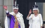 Król Karol III wraz z królową Kamilą w dniu koronacji, pozdrawiający poddanych z balkonu pałacu Buckingham. Londyn, 6 maja 2023 r.