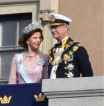 Król Szwecji Karol XVI Gustaw wraz z małżonką, królową Sylwią, w dniu ślubu ich córki Wiktorii. Sztokholm, 18 lipca 2010 r.