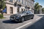Mercedes C przeszedł największą techniczną modernizację w swojej historii. Z zewnątrz najłatwiej rozpoznać go po podświetlanym grillu i reflektorach z motywem gwiazdy, ale najważniejsze zmiany ukryte są pod karoserią