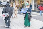 Na ulicy w Sztokholmie muzułmański duchowny zbiera datki na działalność dobroczynną