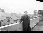 Stanisław Cat-Mackiewicz na dachu Pałacu Prasy w Krakowie, maj 1939 r. W latach 30. XX w. Aleksander Bocheński publikował teksty o tematyce gospodarczej w „Słowie”, którego Cat-Mackiewicz był redaktorem naczelnym