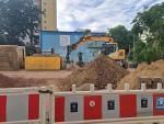 Odmalowany na niebiesko muzułmański dom modlitwy mieści się w dawnej kotłowni