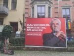 Pod siedzibą SPD w Magdeburgu. Armin Willingmann jest głównym kandydatem tej partii w wyborach. Hasło głosi: „Przeszkodzić niebieskim (AfD), uratować ojczyznę, głosować na SPD”