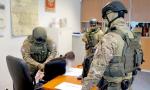Afera z milionami na cele operacyjne, które zniknęły z kasy CBA, wybuchła w grudniu 2019 r., kiedy wyszedł na jaw brak gotówki w sejfie. Pieczę nad nią miała jedyna wtedy w CBA kasjerka Katarzyna G. (na zdjęciu moment jej aresztowania)
