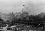 Grudzień ’70 – płonąca siedziba Komitetu Wojewódzkiego PZPR w Gdańsku przy ul. Wały Jagiellońskie stała się jednym z najbardziej wyrazistych symboli robotniczej rewolty