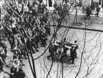 Demonstracje Grudnia ’70 w Gdyni – ciało zastrzelonego Zbyszka Godlewskiego niesione przez demonstrantów