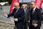 Marszałek Jarosław Stawiarski (z lewej) i były prezydent RP Andrzej Duda w drodze na Samorządowy Kongres Trójmorza w Centrum Spotkania Kultur w Lublinie, 27 maja